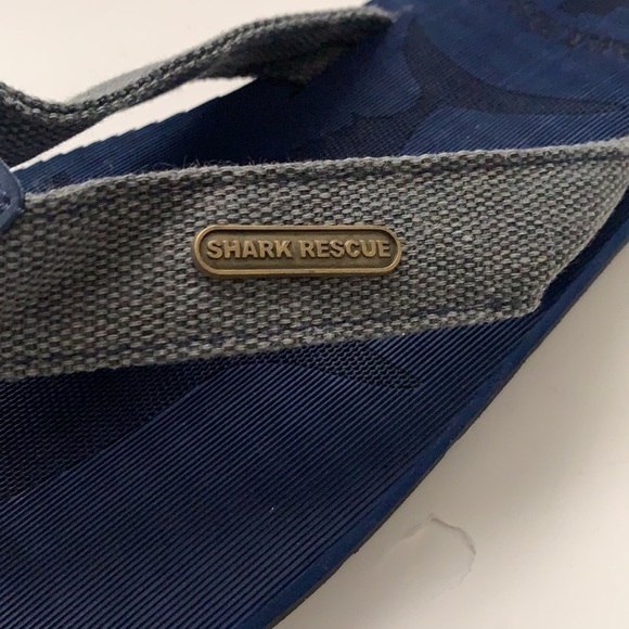 NWOT Shark Rescue Men’s Flip Flops - Picture 3 of 9